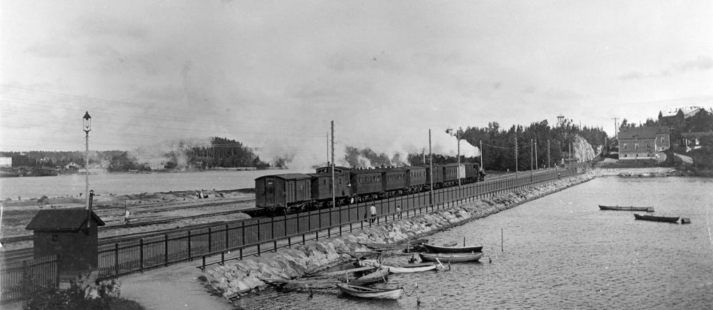 Juna kulkee Töölönlahden ja Eläintarhanlahden välisellä kapealla kannaksella.