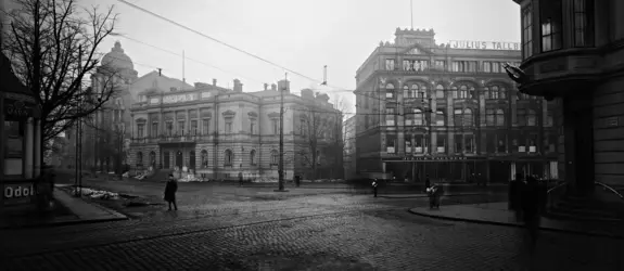 Näkymä Aleksanterinkadun ja Itäisen Heikinkadun risteykseen Ylioppilasaukiolle, jolla vuoden 1918 opaskartassa on myös nimi Raitiotientori ja joka sittemmin on tunnettu nimellä Kolmen sepän aukio. Kuvan vasemmassa reunassa Uusi ylioppilastalo.