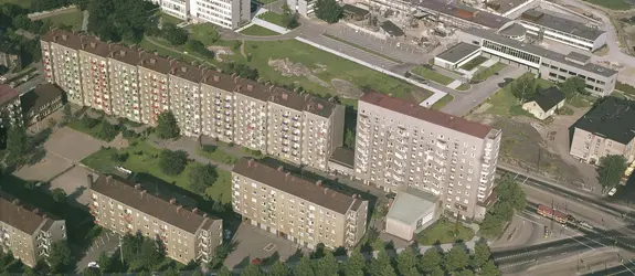 Vallgård, Hermanstad. Korsningen mellan Backasgatan och Tavastvägen. Längst upp i bilden syns byggnader som tillhör Veterinärmedicinska högskolan (senare veterinärmedicinska fakulteten).