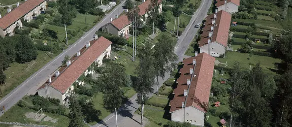 Ilmakuvassa rivitaloja, vasemmalla kerrostalo 