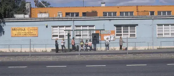 Lepakko Porkkalankadulta nähtynä. Ulkoseinällä myös ravintolan kyltti.
