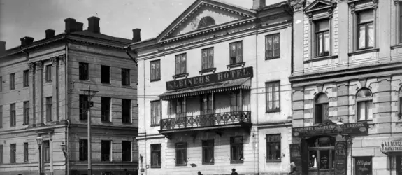 Norra Esplanaden 9, Kleinehs hotell, i huset bredvid på Norra Esplanaden 7 en rysk tehandel i gatuplanet och A. A. Berglunds skräddarbutik. Nuvarande Sveriges ambassad. 