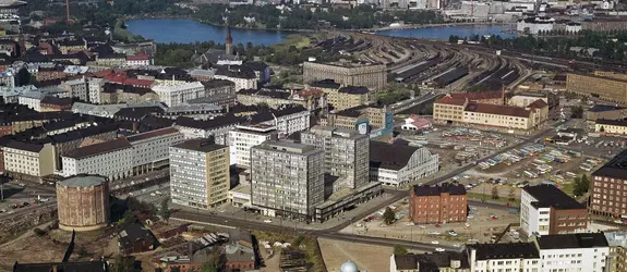Kamppi, keskellä Autotalo ja Tennispalatsi. Vasemmalla vuonna 1907 rakennettu Kampin kaasukello, joka purettiin vuonna 1968. Autotalon edessä kasarmi, joka purettiin samoihin aikoihin. Bussien pysäköintikentän paikalla on nykyään Kampin keskus. Kentän takana on Maanviljelijäin Maitokeskuksen rakennus.