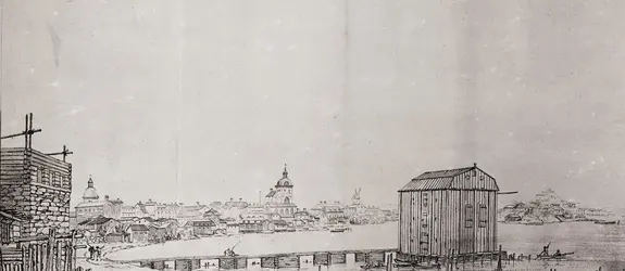 Helsinki-näkymä Kaupunginlahdelta eli nykyisestä Eteläsatamasta keskustaan päin. Vasemmalla Ulrika Eleonoran kirkon torni ja keskellä kellotapuli ja koulutalo. 