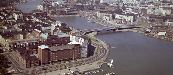 Flygbild från nordost över Kronohagen och Brobergssundet tagen på sommaren. 