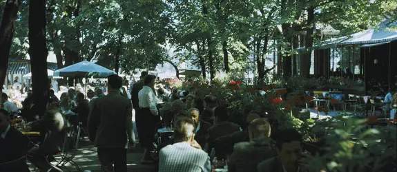 Esplanadin puisto. Ihmisiä Kappelin ulkopöydissä.