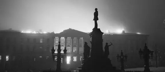 Kuva Senaatintorilta. Etualalla näkyy Aleksanteri toisen patsas ja taustalla pommitettu yliopiston päärakennus.