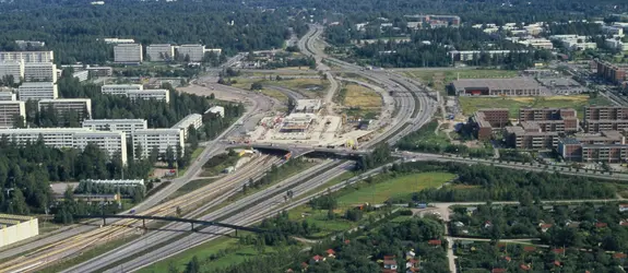 Ilmakuva rakenteilla olevasta Itäkeskuksesta. Oikealla uusia asuinkerrostaloja. Kuvan keskiosassa nykyisen ostoskeskuksen ja metroaseman kohdalla työmaa.