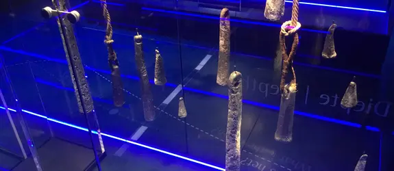 Kuvassa metallisia mustia esineitä