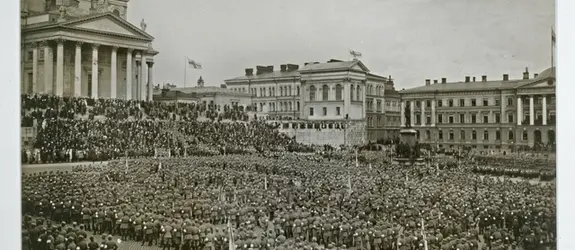 Valtavasti sotilaita seisomassa riveissä. Joukko täyttää lähes koko Senaatintorin. Taustalla Tuomiokirkko ja Valtioneuvoston linna.