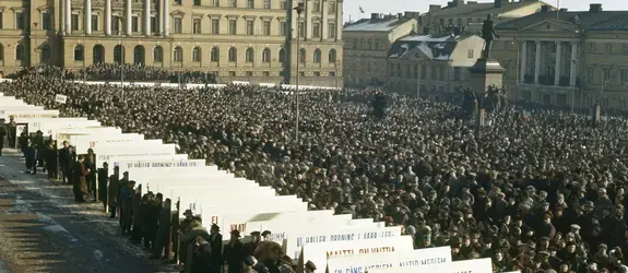 Mielenosoitus yleislakon aikaan Senaatintorilla maaliskuussa 1956. Edustalla SAK:n kylttejä, taustalla Valtioneuvoston linna, Sederholmin talo ja Bockin talo.