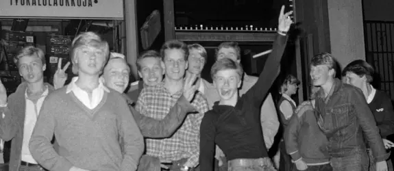 En skara ungdomar poserar för fotografen utanför dansrestaurang Frisco Disco år 1978. Alla är klädda i jeans, en del i femtitalsstil.