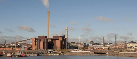 Maisemakuva Hanasaaren voimalaitoksesta ja Suvilahden kaasukelloista.