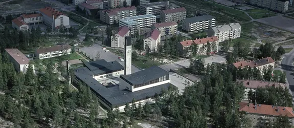 Ilmakuva Lauttasaaren kirkosta ja ympärillä olevista kerrostaloista