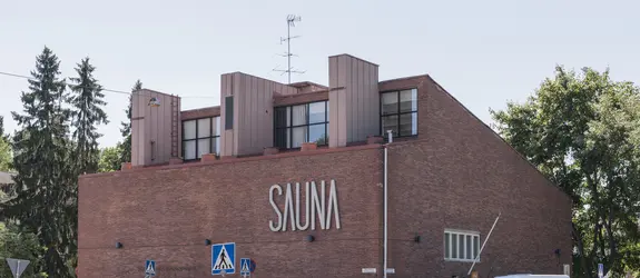 Tiiliverhoiltu rakennus, jossa suurin suuraakkosin teksti Sauna.