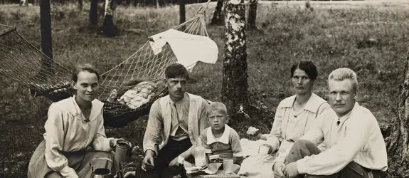 Fem personers familj på picknick på Fölisön. 