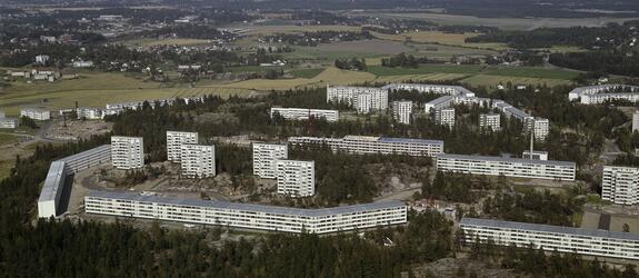 Flygbild över höghus i Rönnbacka 1964. Husen är omgivna av skog. 