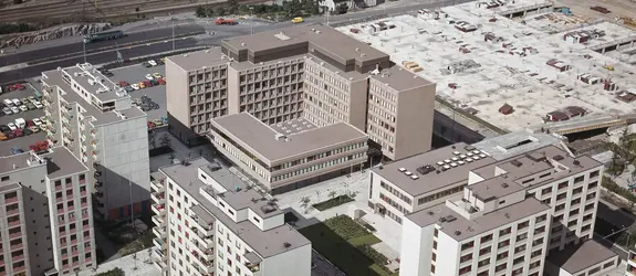 Nya betongbyggnader i Östra Böle 1977. Intill järnvägen i bakgrunden syns Böle gamla station, som senare flyttades till Loktorget. Stationsbron över bangården var ännu inte byggd.