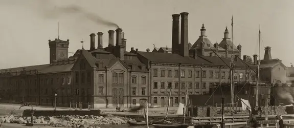 Sinebrychoffin panimon julkisivu valokuvattuna Bulevardilta 1890-luvulla.