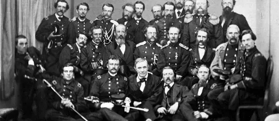 Cirka 25 män i uniform samlade för ett gruppfoto.