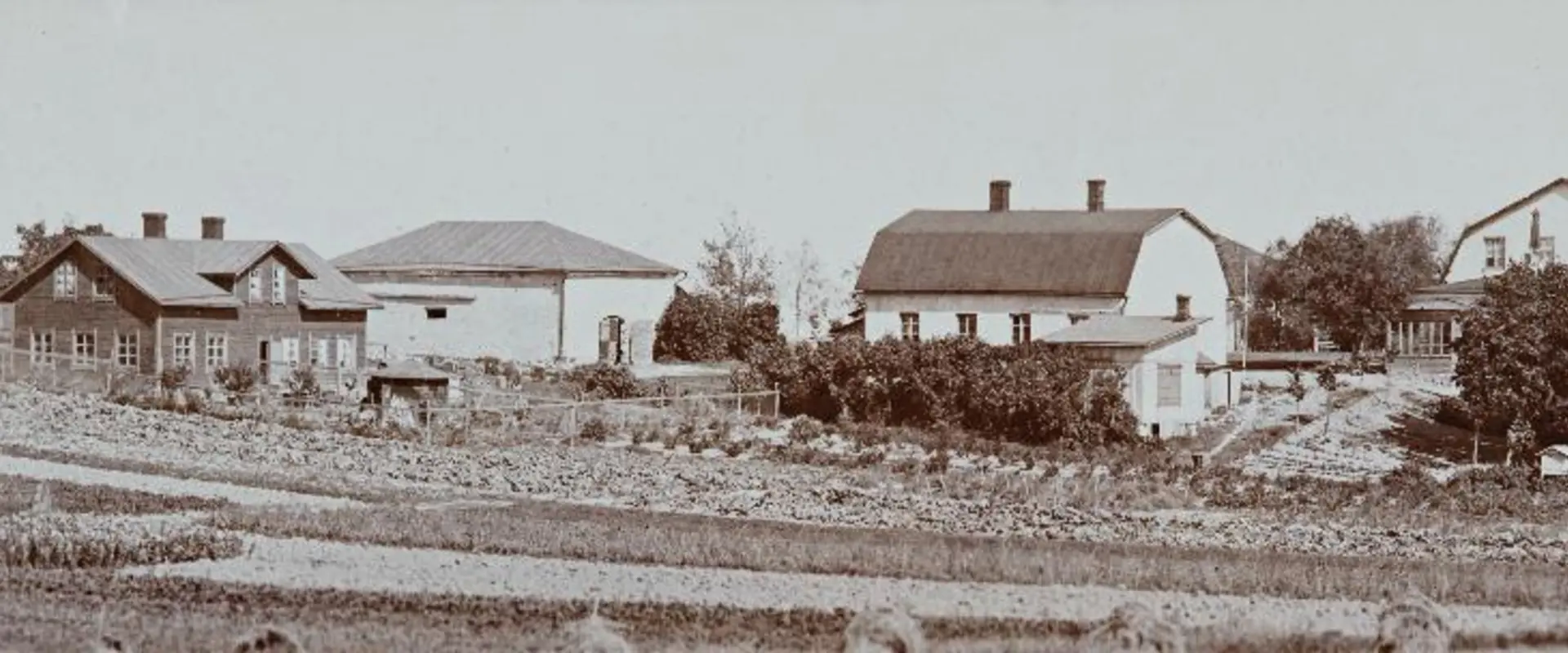 Herrgårdens huvudbyggnad omgiven av andra byggnader.