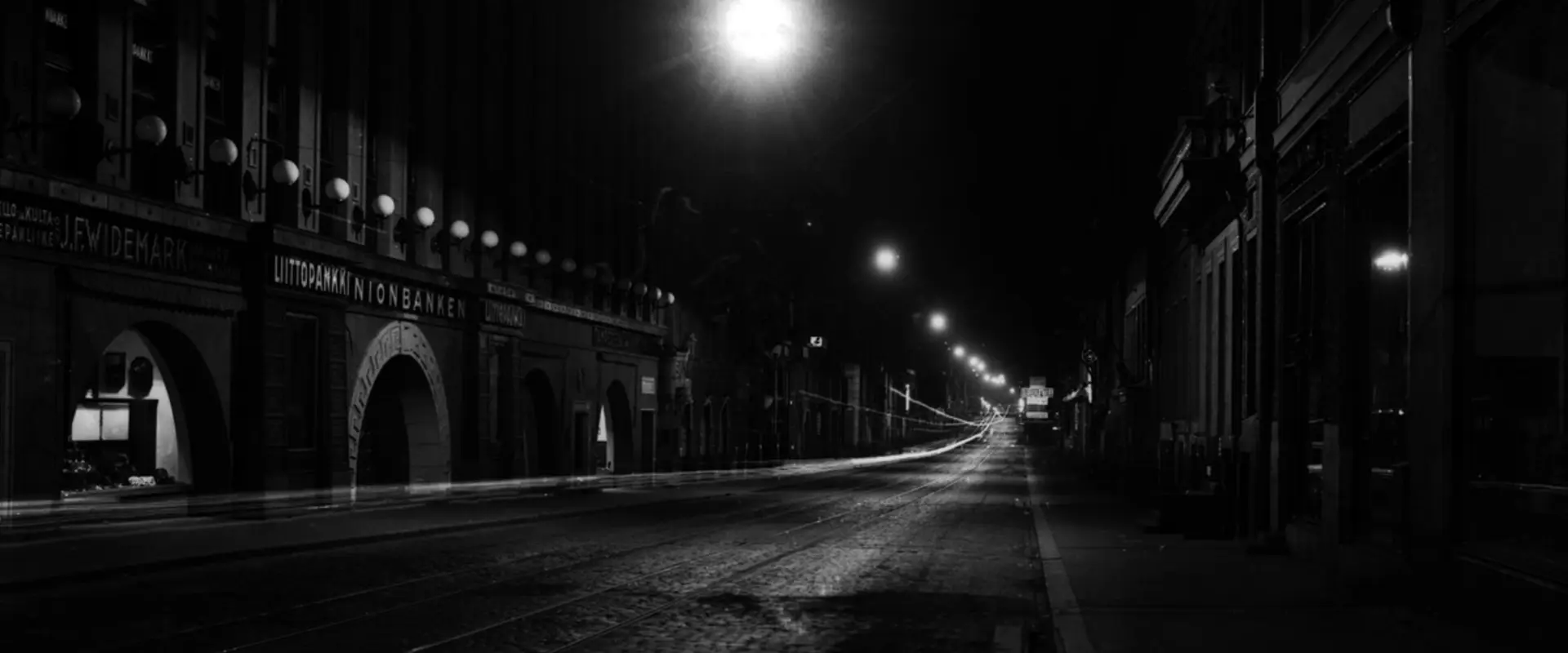 Aleksanterinkatu iltavalaistuksessa. Vasemmalla Keskuskatu 5 ja Aleksanterinkatu 17.