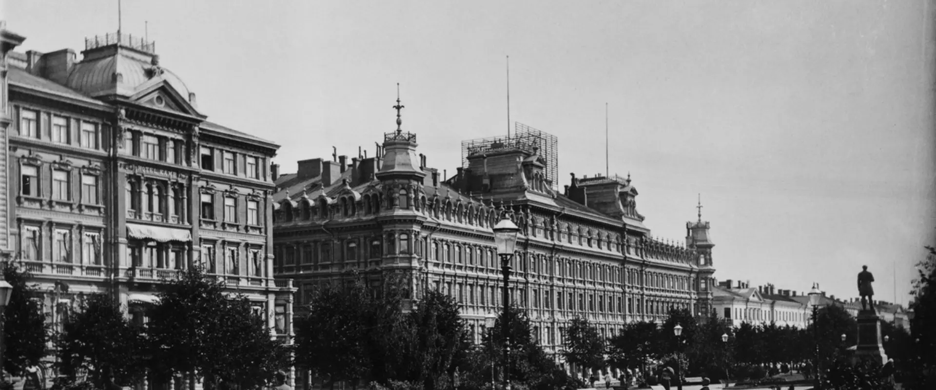 Runebergs esplanaden. I bakgrunden Norra Esplanaden 29, 27-25.