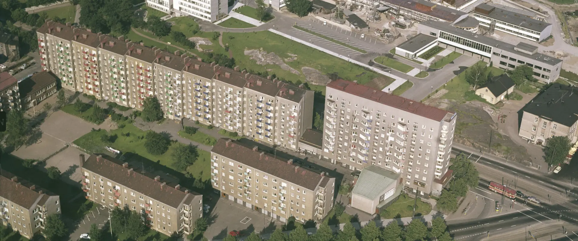 Vallila, Hermanni. Mäkelänkadun ja Hämeentien risteys. Kuvan yläreunassa Eläinlääketieteellisen korkeakoulun (myöh. eläinlääketieteellinen tiedekunta) rakennuksia.