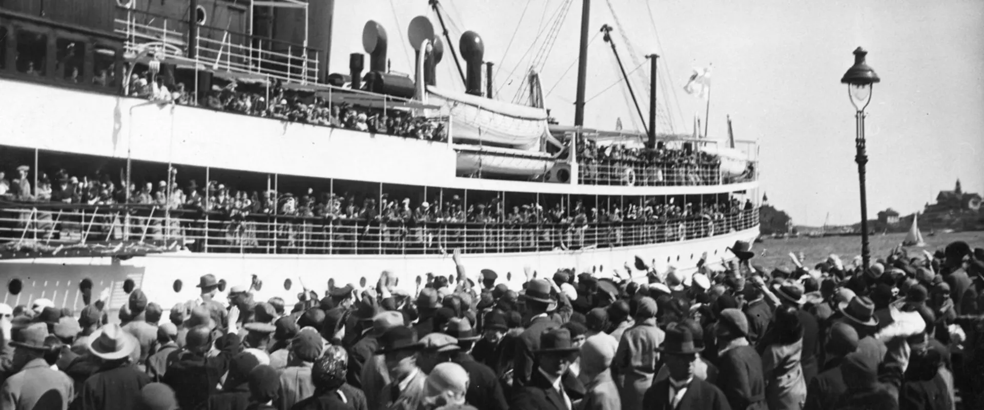 Ångfartyget Ariadne avgår från Helsingfors till Stettin. På fartygets däck finns många passagerare och på kajen många avskedstagare. Ariadne byggdes 1914 och var i Finska Ångfartygs Aktiebolagets ägo fram till 1969. Fartygets för byggdes om 1938.