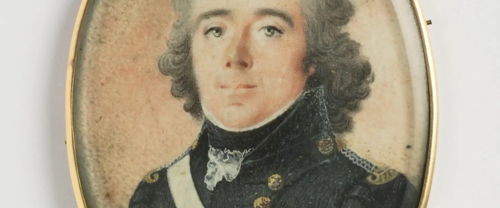 Bystbild av en man med blicken framåt. Gråa ögon, pudrat halvlångt lockigt hår. Svenska flottans uniform: mörkblå jacka och väst med gyllene knappar. Epåletter i silver och guld, ett vitt band löper över höger axel. Vitt halskrås, svart halsduk. Vitt bandage på vänstra armen. Rödskimrande grå bakgrund. På baksidan ett svart K på förgylld botten. Ovanpå miniatyren ett glas. Tunn guldram med liten ögla. Mästarstämpel på ramen: WINBERG.