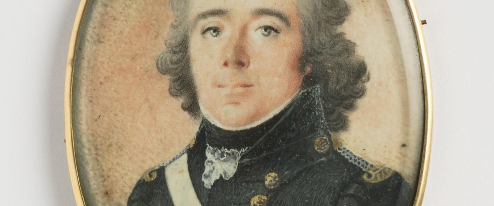 Bystbild av en man med blicken framåt. Gråa ögon, pudrat halvlångt lockigt hår. Svenska flottans uniform: mörkblå jacka och väst med gyllene knappar. Epåletter i silver och guld, ett vitt band löper över höger axel. Vitt halskrås, svart halsduk. Vitt bandage på vänstra armen. Rödskimrande grå bakgrund. På baksidan ett svart K på förgylld botten. Ovanpå miniatyren ett glas. Tunn guldram med liten ögla. Mästarstämpel på ramen: WINBERG.