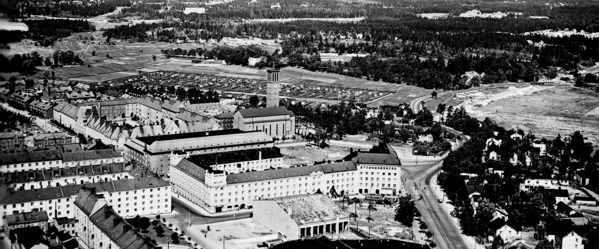 Vallgård, flygfoto. Till vänster syns Enarevägen, Hauhovägen 6,8, Kangasalavägen 1. - Euravägen 2–12. Paulus kyrka syns särskilt väl på bilden.
