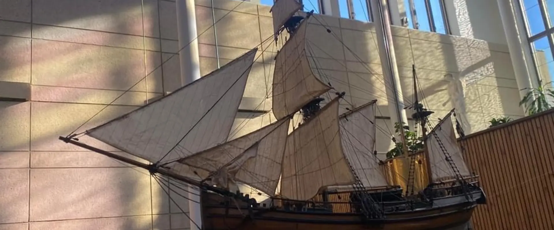 Bild av en miniatyrmodell av ett segelfartyg som finns i en kyrka