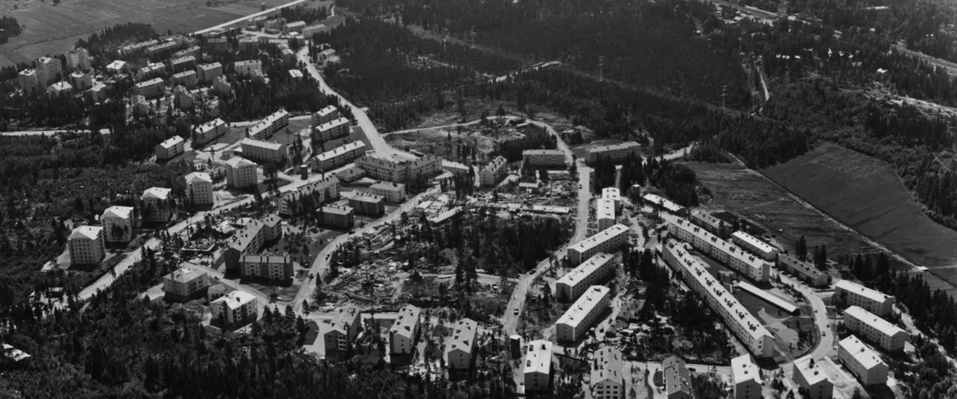 Pohjois-Haaga, ilmakuva. Etualalla Ohjaajantie vas. Näyttelijäntie, toinen vas. Pastori Jussilaisen tie, toinen oik. Tolarintie.