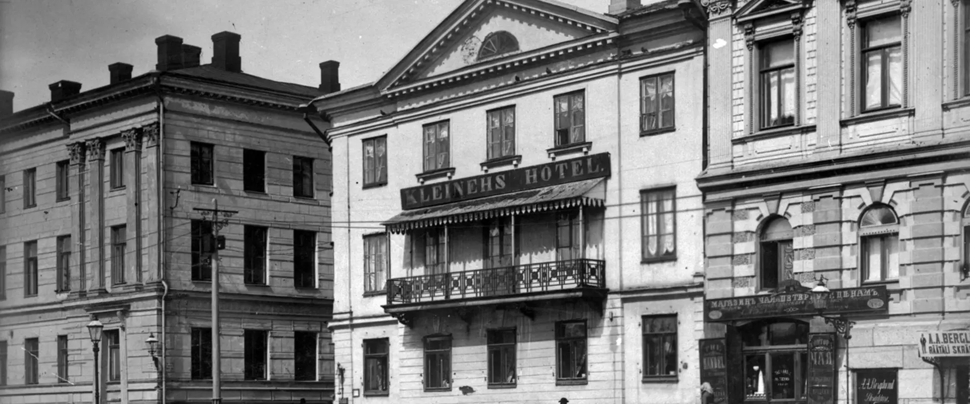 Norra Esplanaden 9, Kleinehs hotell, i huset bredvid på Norra Esplanaden 7 en rysk tehandel i gatuplanet och A. A. Berglunds skräddarbutik. Nuvarande Sveriges ambassad. 