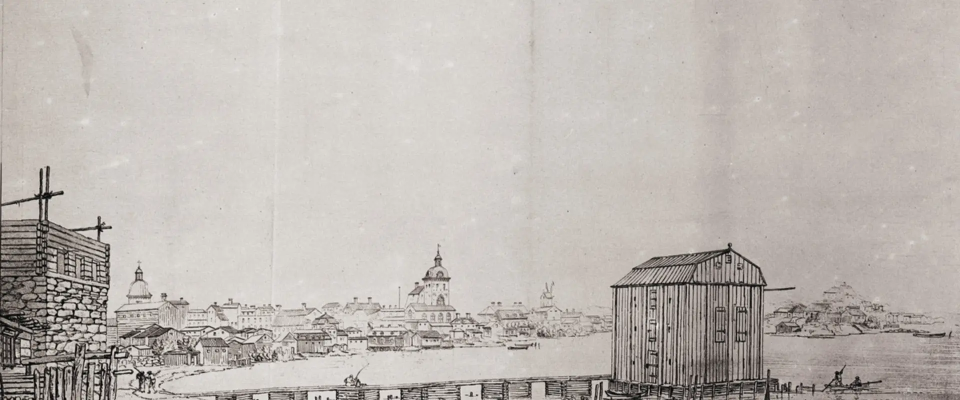Helsinki-näkymä Kaupunginlahdelta eli nykyisestä Eteläsatamasta keskustaan päin. Vasemmalla Ulrika Eleonoran kirkon torni ja keskellä kellotapuli ja koulutalo. 