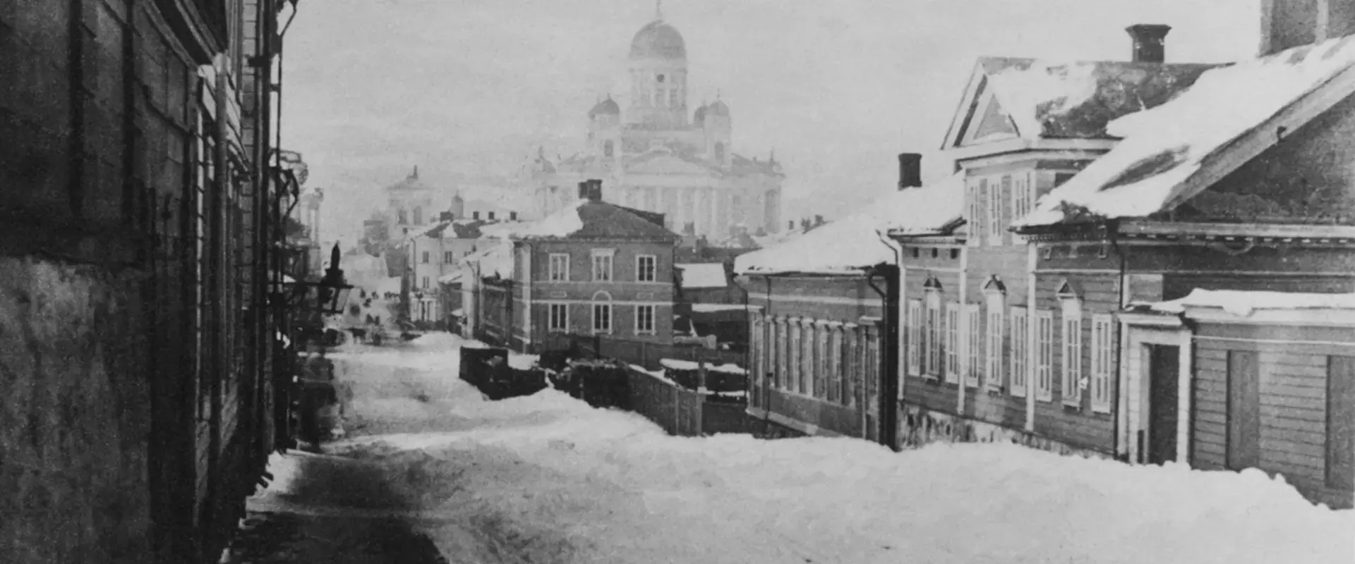 Unioninkatu 11. Talvinen katunäkymä Kaartinkaupungista, taustalla tuomiokirkko.