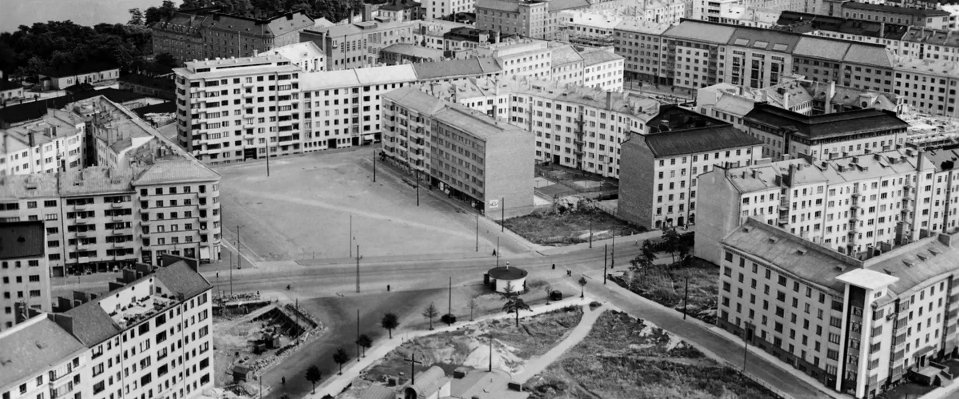 Ilmakuva Taka-Töölöstä Töölöntorin seudulta. Kuvassa rakentamattomia tontteja ja etualalla Töölön kirkko.