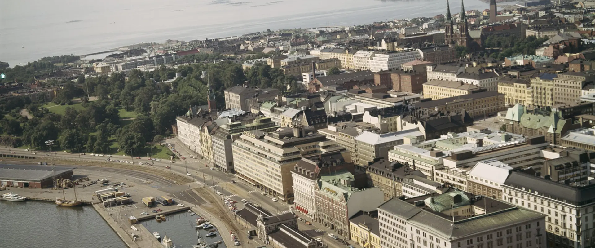 Ilmakuvassa on Eteläranta ja Kaartinkaupunki. Etualalla on Kolera-allas ja Lyypekinlaituri.