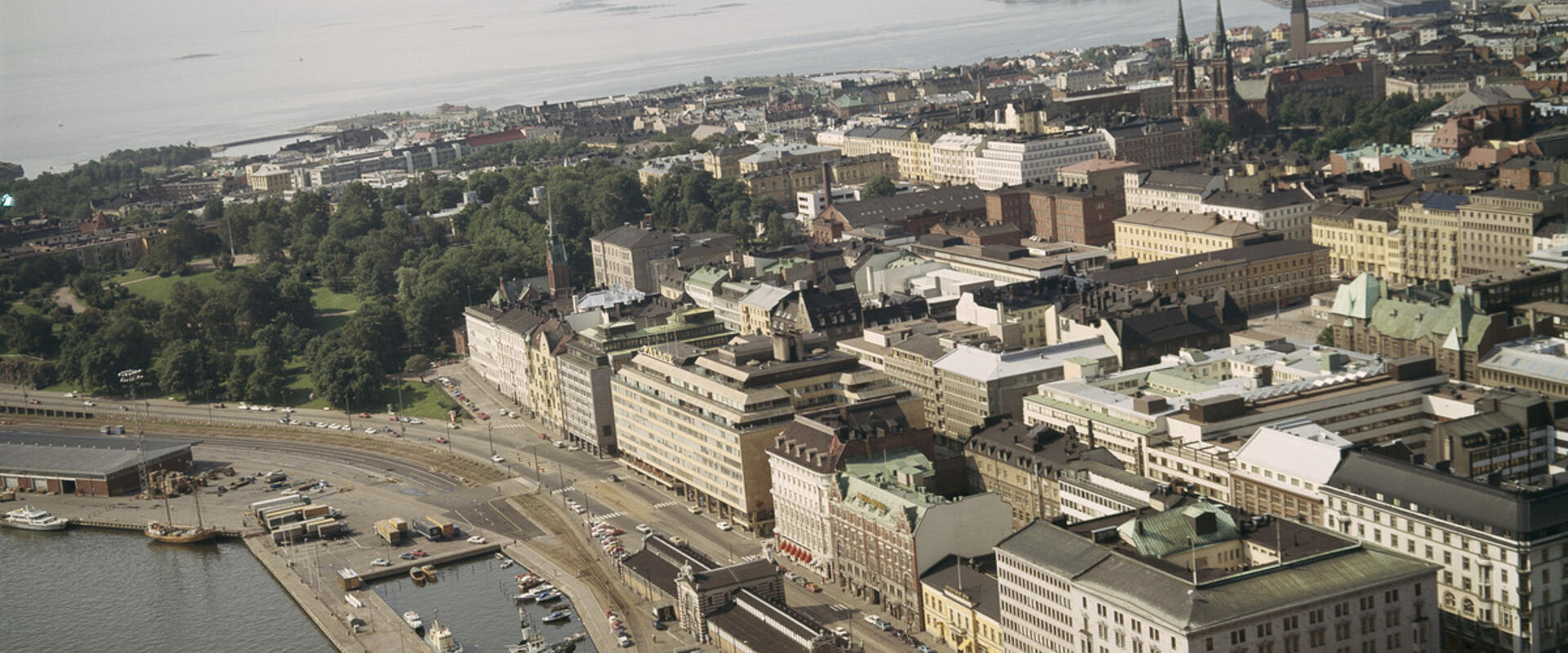  Flygbild över Södra kajen och Gardesstaden. I förgrunden är Kolerabassängen och Lybeckskajen.