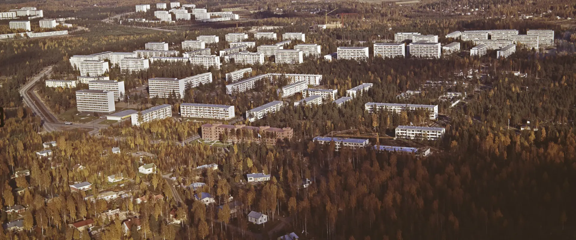 Syksyllä otetussa ilmakuvassa on omakotitaloalue ja kerrostaloalue.