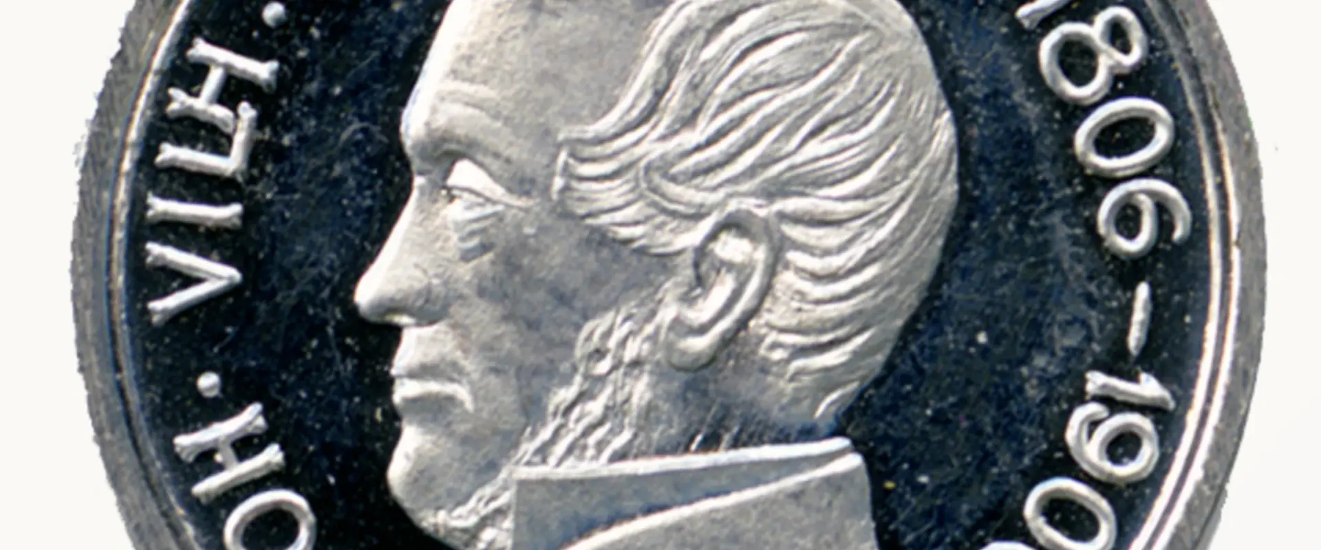 Framsidan av en minnesmedalj. I mitten ett sidoporträtt, längs med kanterna texten JOH. VILH. SNELLMAN 1806–1906