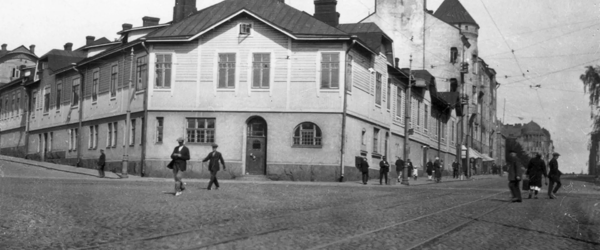 Puutalo osoitteessa Tehtaankadun ja Laivurinkadun kulmassa