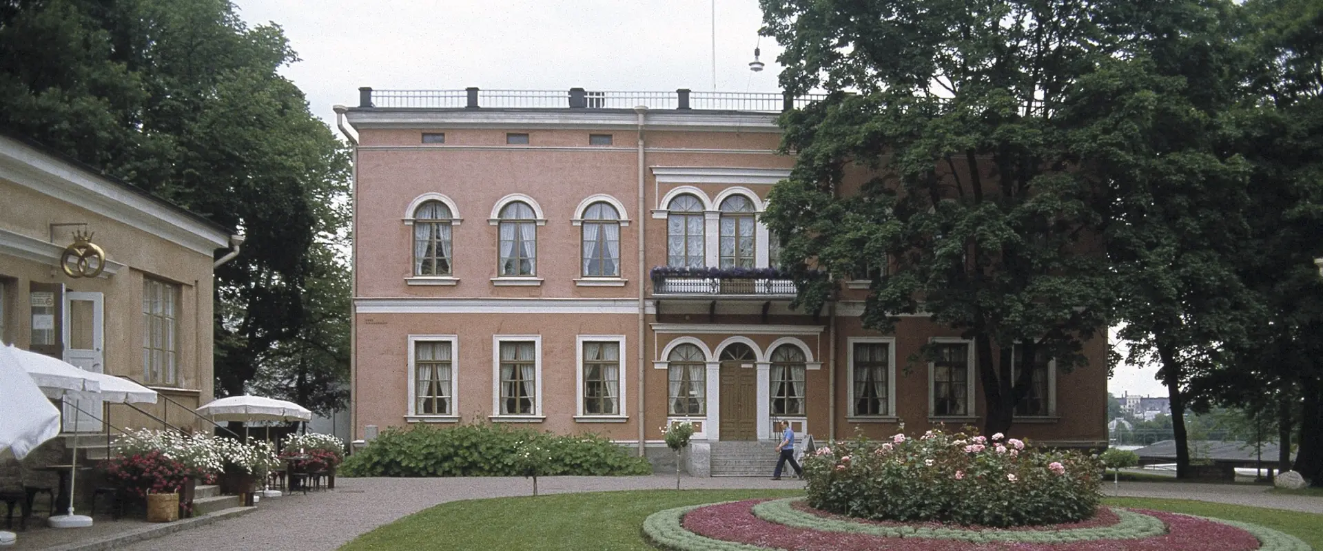 Hakasalmen huvila sisäpihoineen