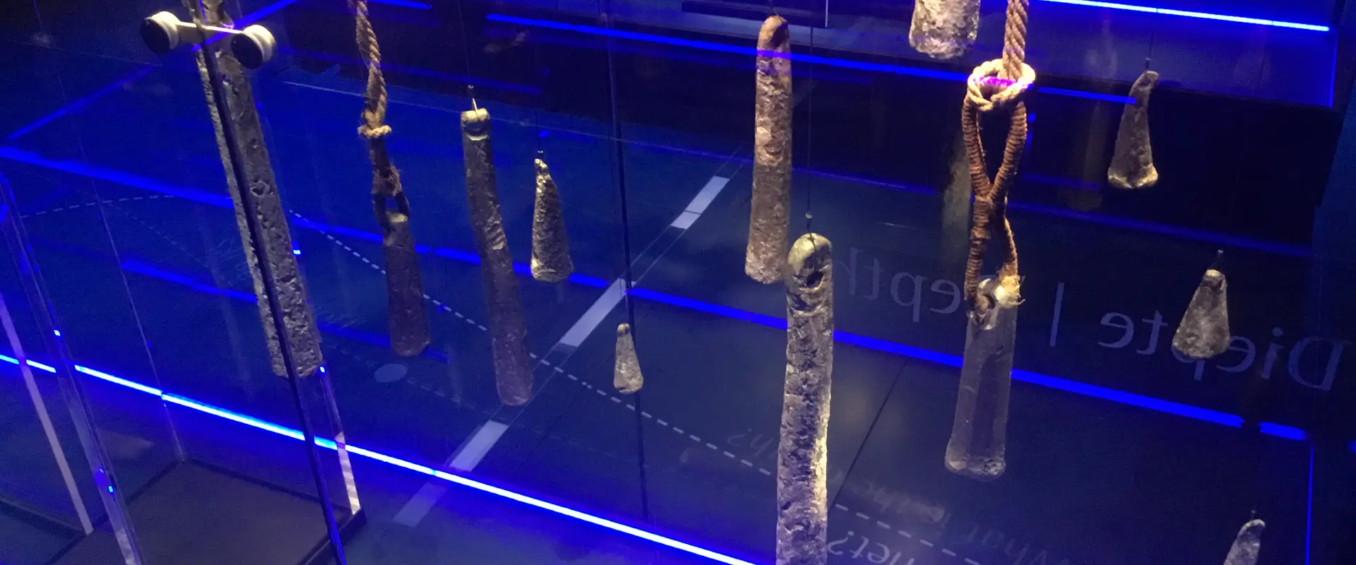 Svarta föremål av metall