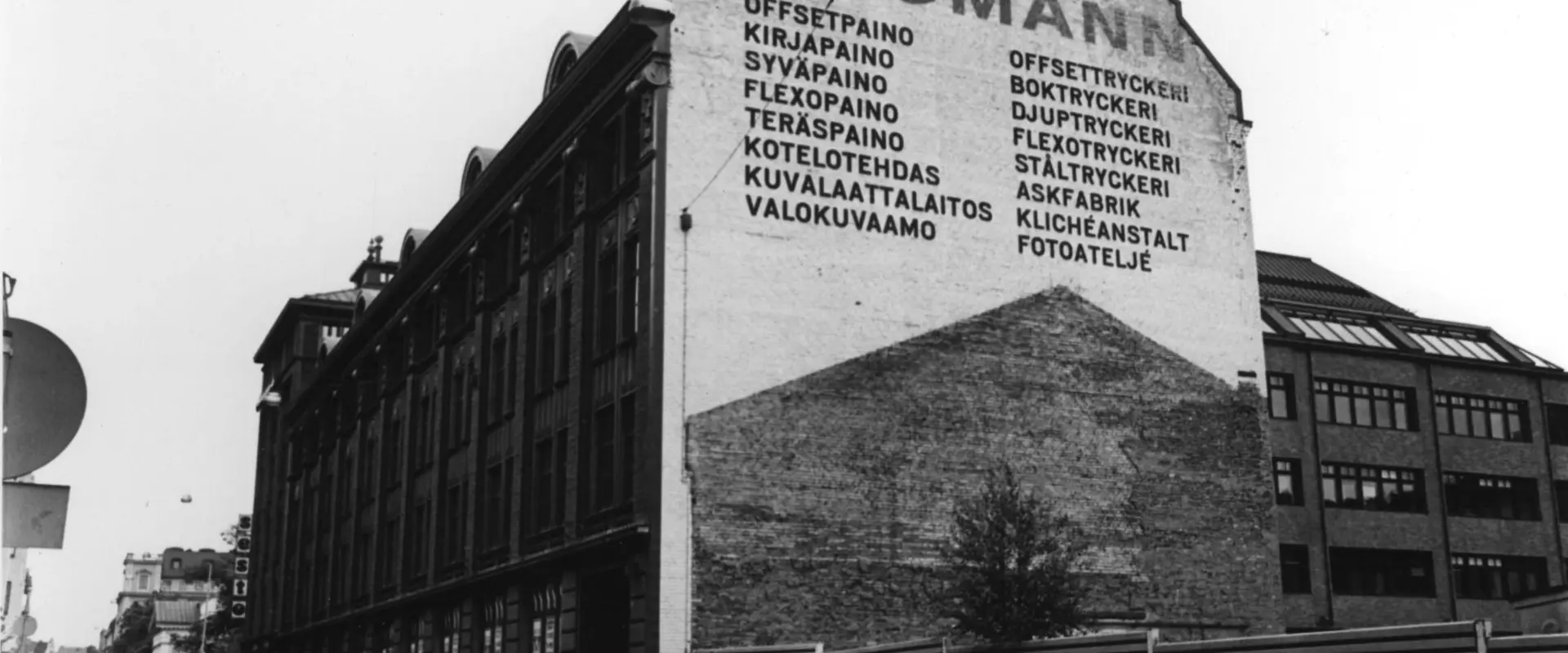 Tilgmannin kirjapaino osti vuonna 1872 Annankadun ja Lönnrotinkadun kulmassa sijainneen tontin, jolle rakennettiin vaiheittain massiivinen toimitalo. Kirjapaino siirsi toimintansa Espooseen 1970-luvun alussa. 