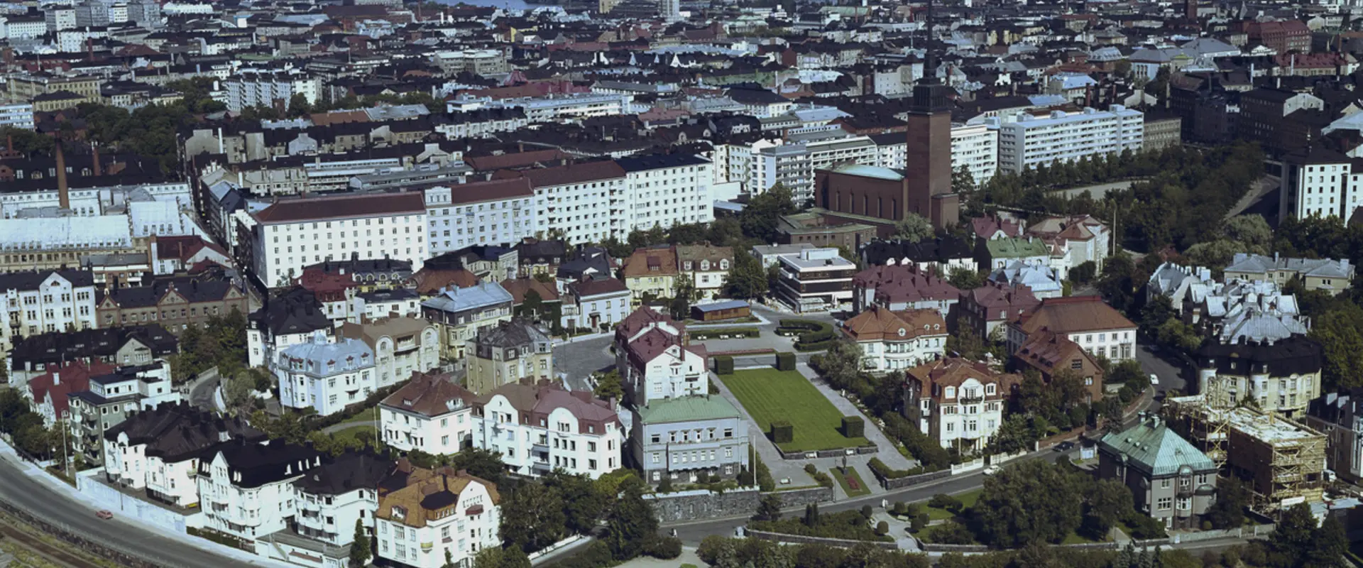 Ilmakuvassa on etualalla Merikatu ja Eira. Taustalla näkyy Töölönlahti ja pohjoisempiakin seutuja.