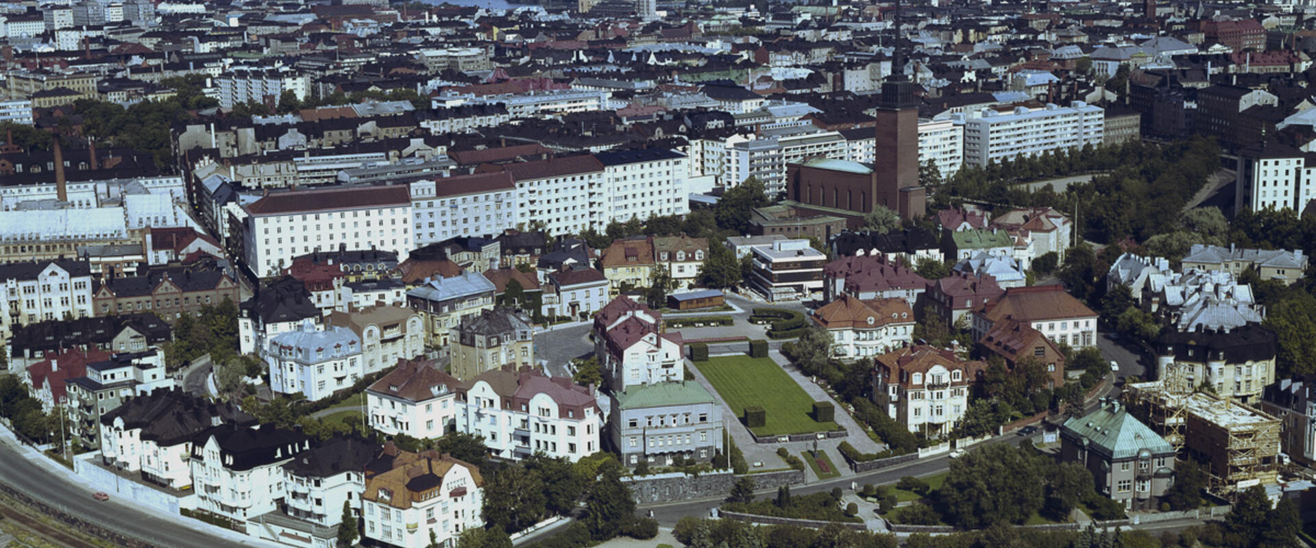 Ilmakuvassa on etualalla Merikatu ja Eira. Taustalla näkyy Töölönlahti ja pohjoisempiakin seutuja.