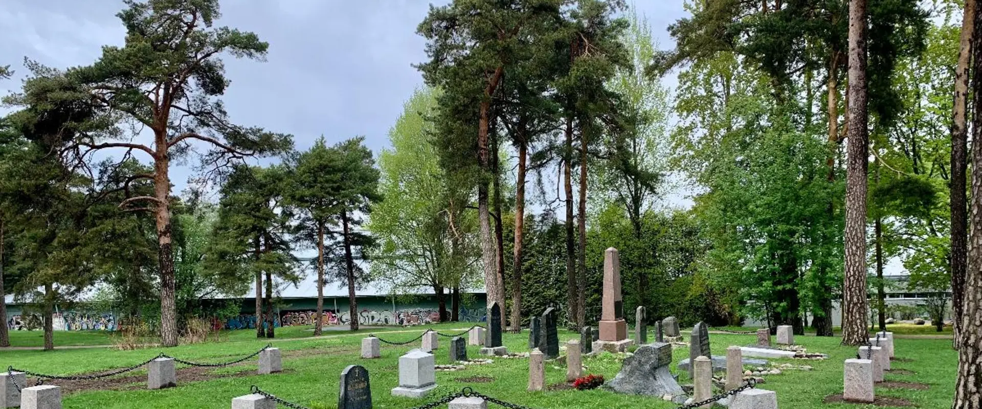 Det finns fortfarande några rester kvar av begravningsplatsen som användes 1826–1930. Begravningsplatsens rester ligger norr om den judiska begravningsplatsen och S:t Nikolaus församlings ortodoxa begravningsplats, i det nuvarande parkområdet mellan Sandnäsvägen och Sandstrandsvägen. Kring de återstående gravstenarna finns metallkedjor som fästs på stenhällar. På väggen bakom parken har målats graffiti.