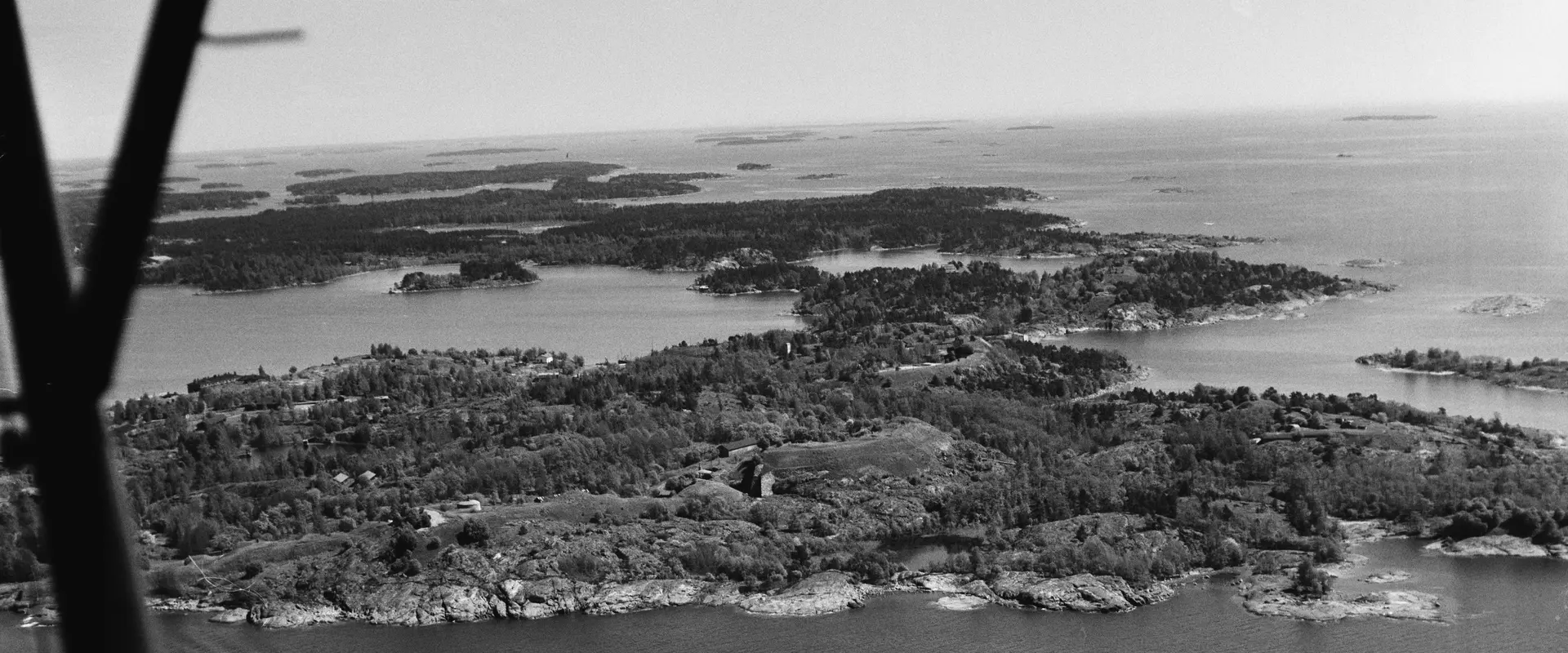 Ilmakuva Vallisaaresta ja Kuninkaansaaresta Suomenlinnan suunnasta.